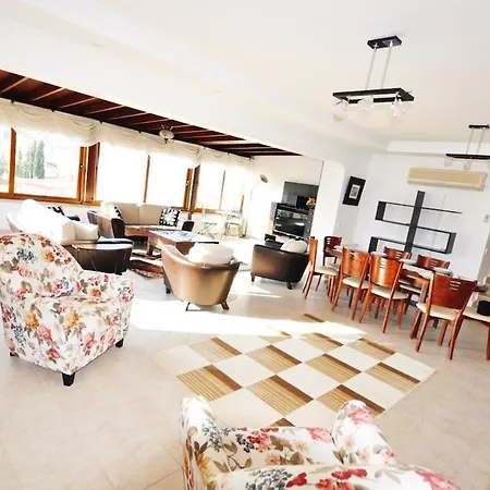 Sleeps 9 With Pool And Air Con Ortakentyahşi