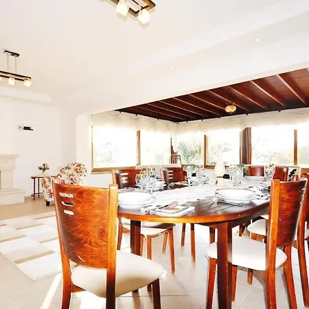 Sleeps 9 With Pool And Air Con Villa Ortakentyahşi