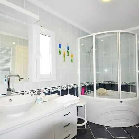 Sleeps 9 With Pool And Air Con * Ortakentyahşi