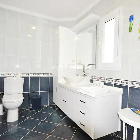 Sleeps 9 With Pool And Air Con Villa Ortakentyahşi